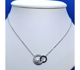 Lánc medállal, kövekkel